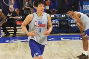 杨瀚森状态很好时被换下，结果教练发现换错人，小杨又回到场上