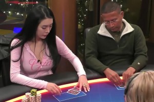 又幸福了！跟巴特勒同游的美女牌手，据说她一场直播20万刀了