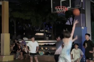 不是，美女！你穿个裙子就来打球啦？
