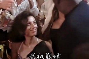 当乔丹从身边经过！看到两个小姐姐的反应原来眼睛真能放光