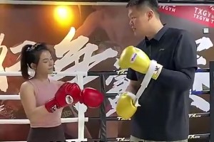 朱总放水啊！朱芳雨此前去拳馆踢馆，结果扛不住女教练重拳