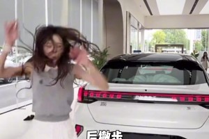 太抽象！卖车女主播竟然在直播间秀篮球技术 竟一时分不清是AI